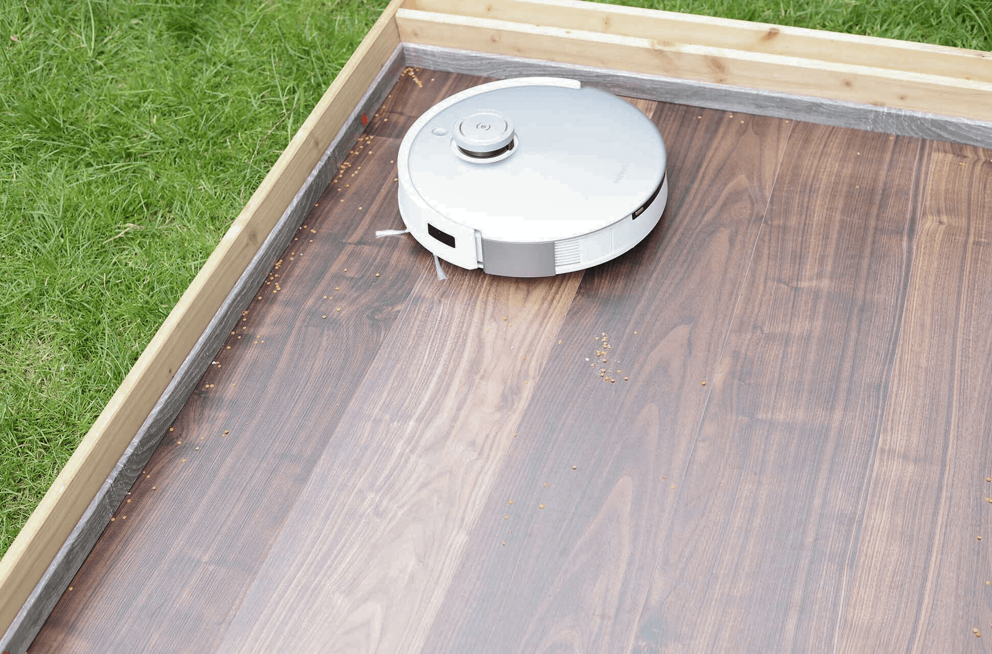 Der ECOVACS DEEBOT T20 OMNI reinigt in einer Ecke.